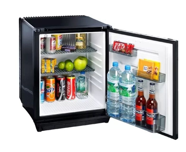 Черный холодильник заполнен продуктами
