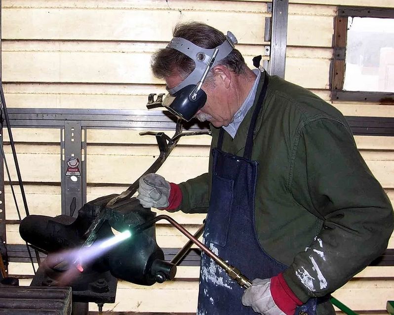 Сварщик использует газовую сварку в работе